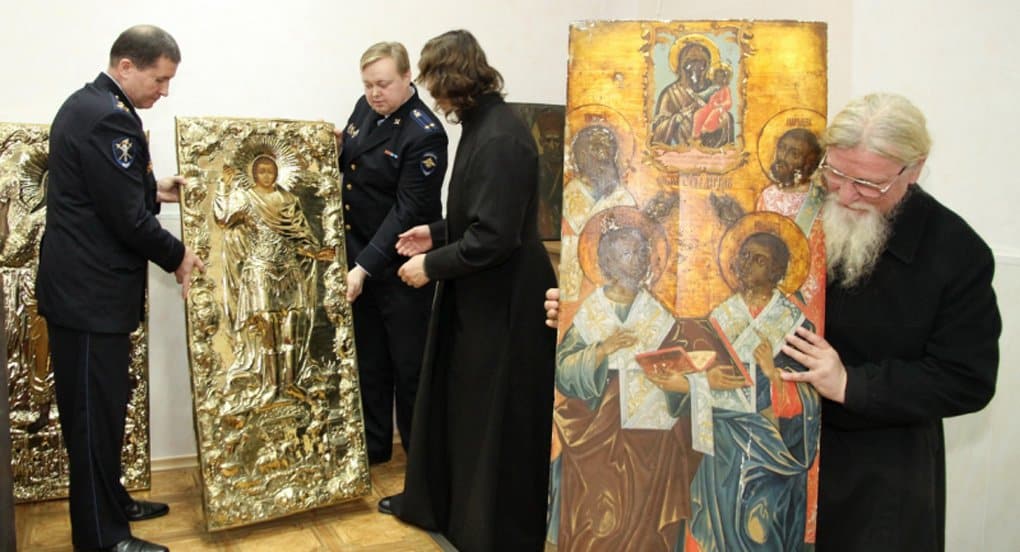 Более 140 старинных икон костромские полицейские передают Церкви