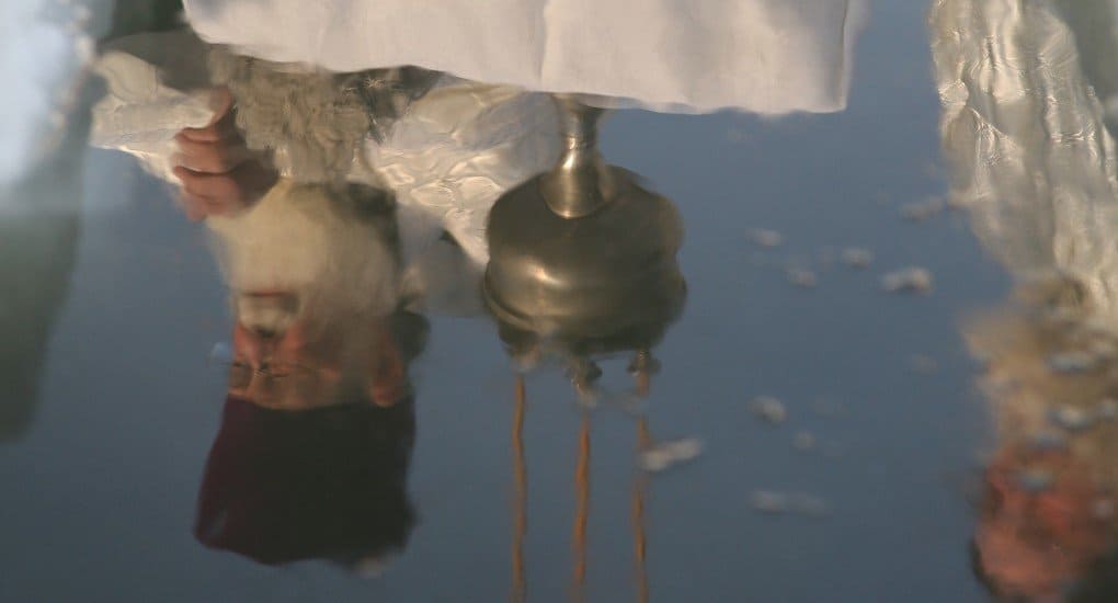 Крещенская святая вода: когда набирать, зачем, и что потом с ней делать нельзя - Российская газета