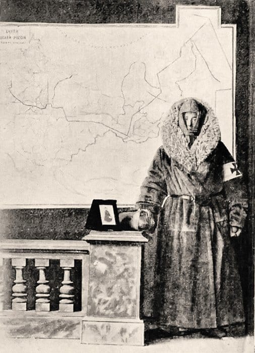 Сестра милосердия Кэт Мардссен на фоне карты ее путешествия по Сибири. 1892