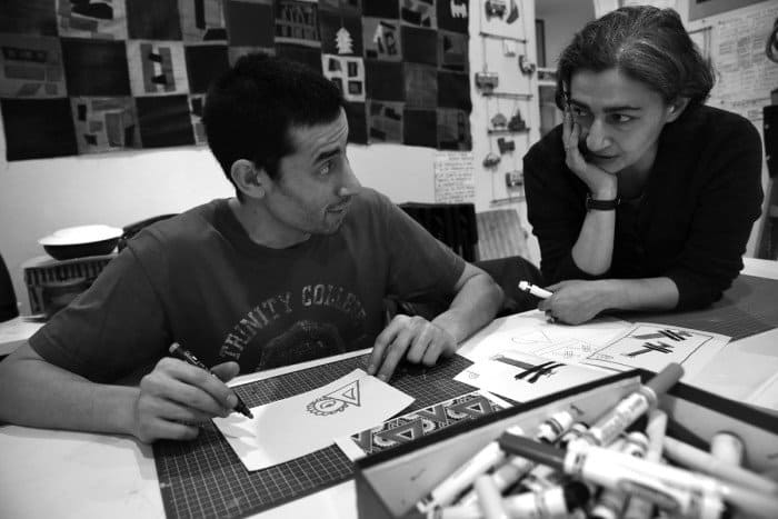 Ратмир Батаев и Ануш Сулейманян. Ануш — художница, которая приходит в студию, чтобы работать с ребятами, помогать им, рисовать вместе 
