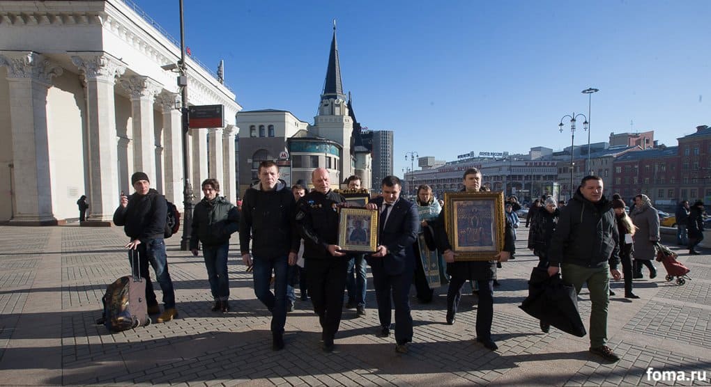 По вокзалам Москвы идут крестным ходом и с молитвой о мире