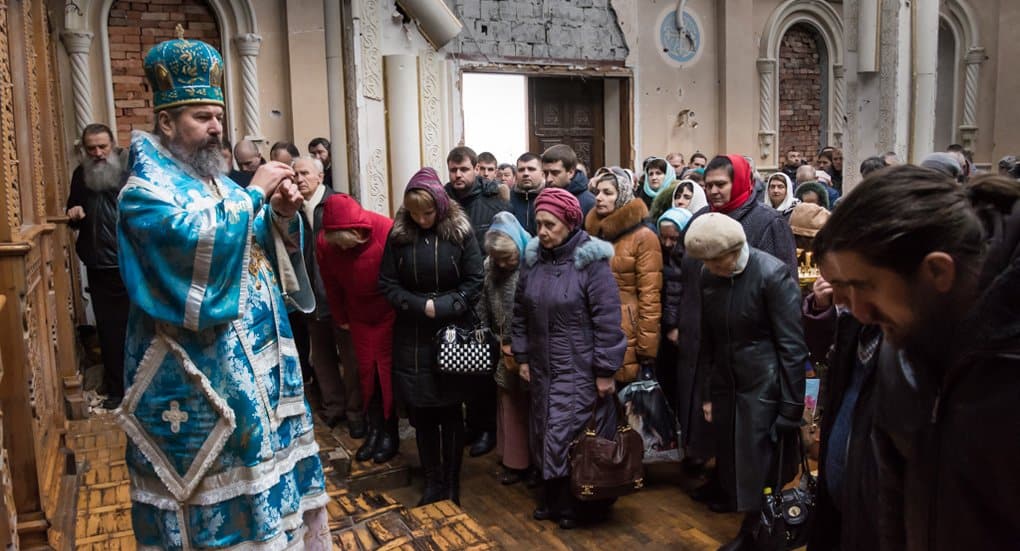 Впервые за два года в разрушенном монастыре Донецка совершили Литургию