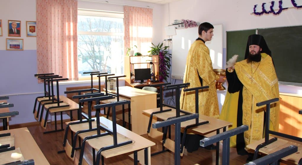 На Камчатке освятили школу, трое учеников которой трагически погибли
