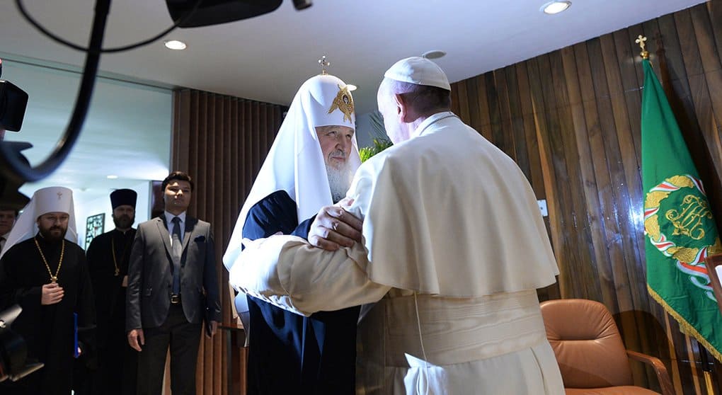 Патриарх Кирилл обменяется с Папой Франциском ценными реликвиями
