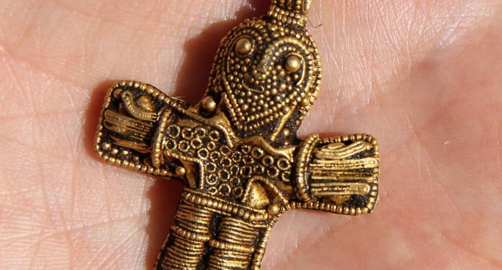 Найденный в Дании крестик говорит о более раннем крещении викингов