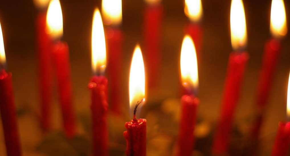В чем различия церковных свечей — красные, Иерусалимские, Сретенские?