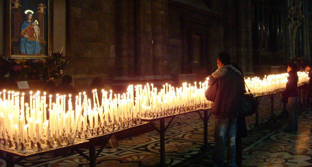 Упала свеча дома на пол