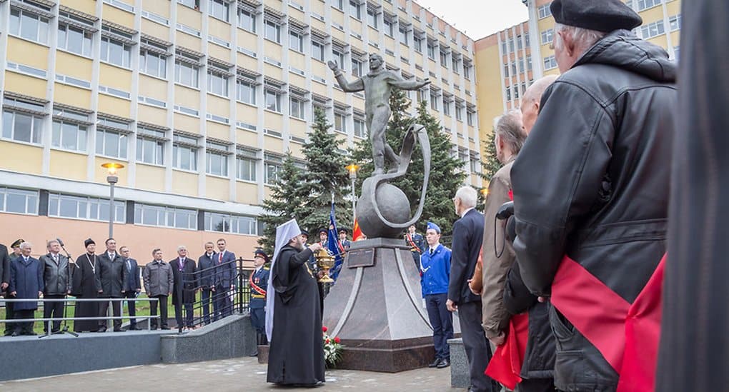Памятник Юрию Гагарину освятили на ижевском мотозаводе