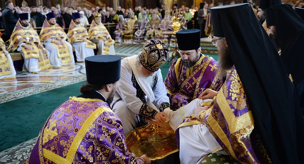 Патриарх Кирилл в подражание Иисусу Христу омыл ноги 12 священнослужителям