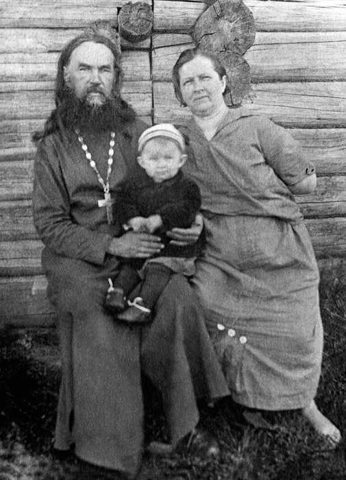 Протоиерей Сергий с супругой Александрой Васильевной и внучкой до ареста.