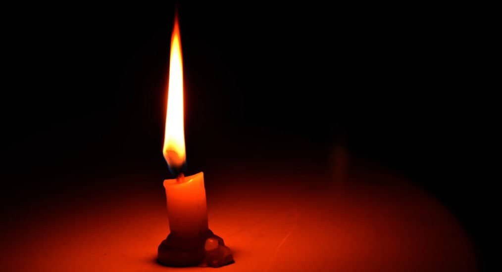 Просила о помощи, свеча сгорела не ровно. Что это значит?
