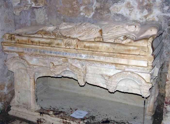 Саркофаг, в котором находились мощи святителя Николая