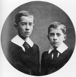 Джон и Хилари Толкины в 1905 году