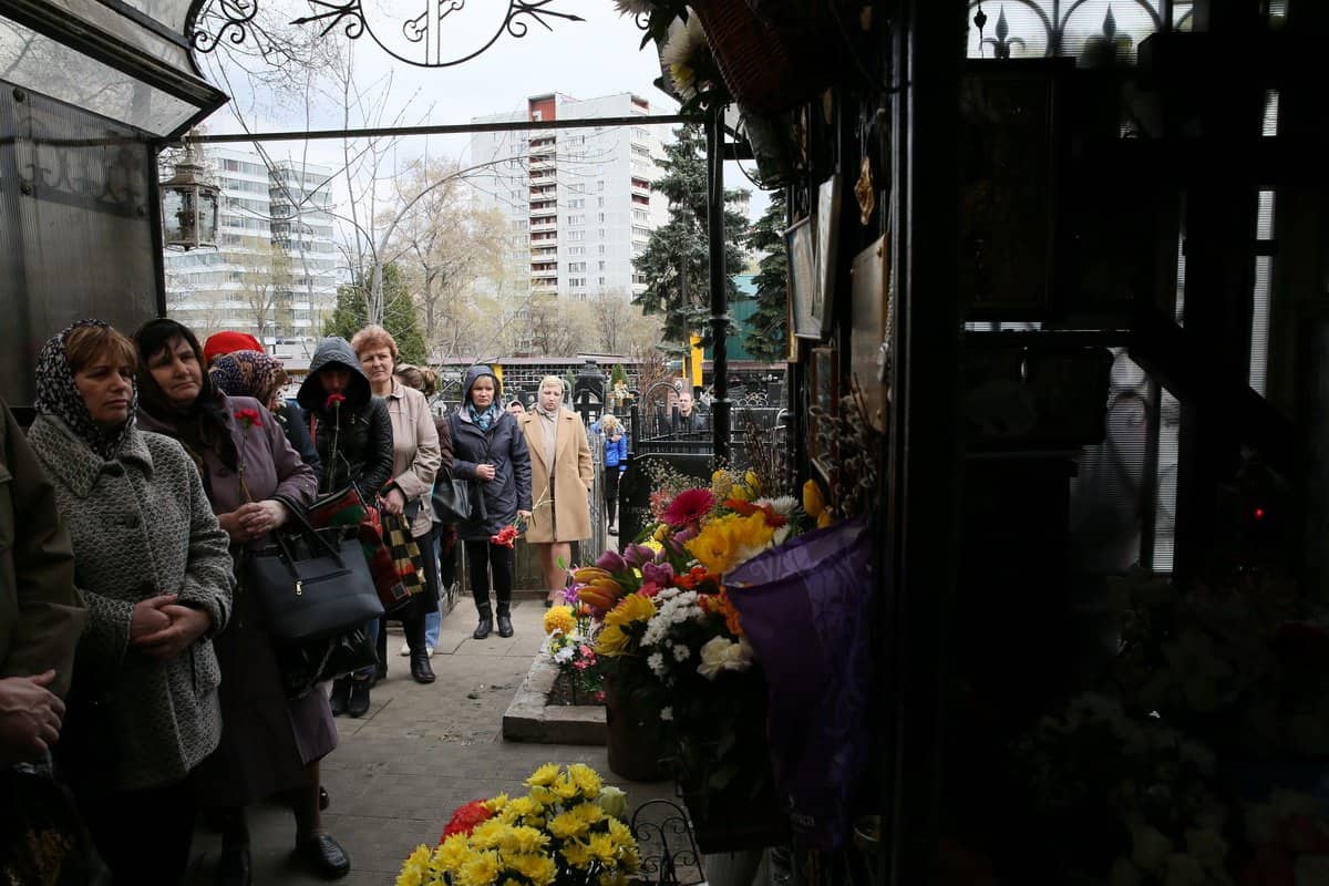 Даниловское кладбище часовня матроны. Даниловское кладбище Матрона Московская. Могила Матронушки на Даниловском кладбище. Могила Святой Матроны в Москве. Могила Матроны Московской на Даниловском.