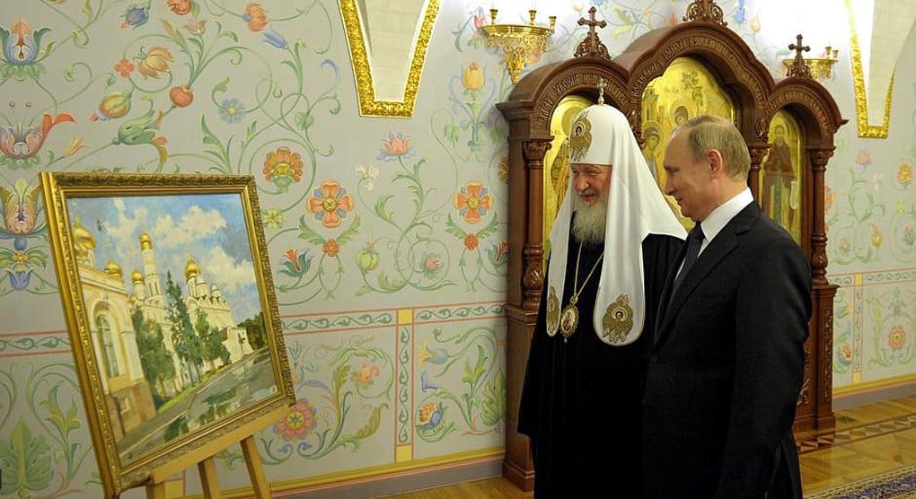 Президент подарил патриарху Кириллу картину с видом соборов Кремля