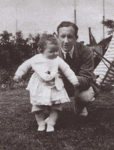 Толкин с дочерью Присциллой. 1930 г.
