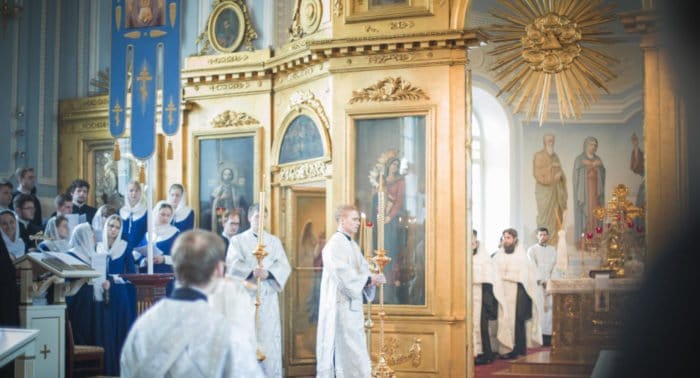 Как сегодня, 9 июня 2016, проходит служба в церкви