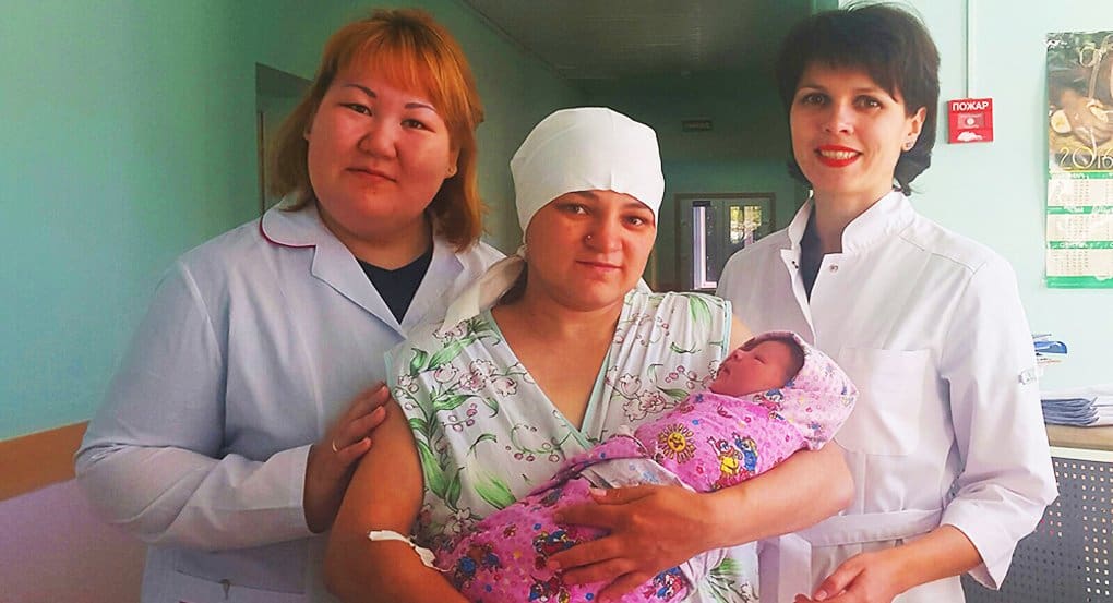 Медики и спасатели помогли родить женщине в дебрях Тайги