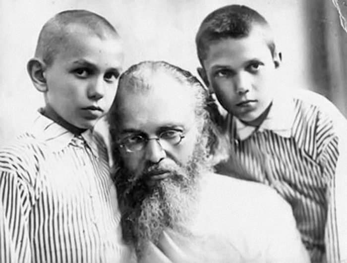 Святитель Лука со своими сыновьями. Начало 1930-х