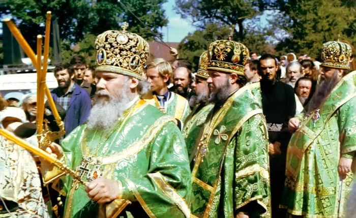 Патриарх Алексий II возглавляет богослужение по случаю второго обретения мощей преподобного Серафима. 1991 г. 