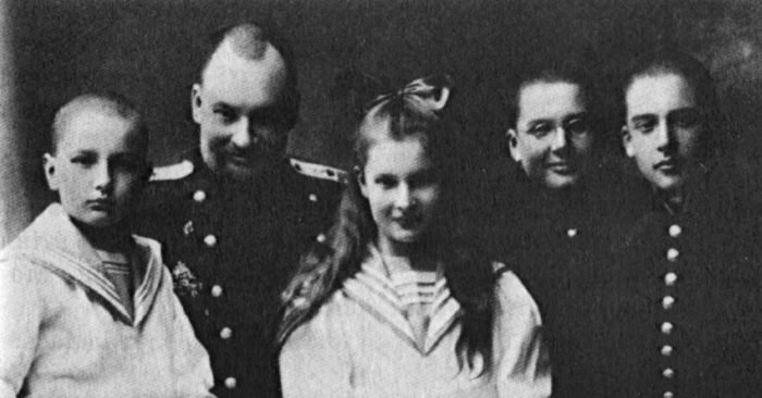 Евгений Боткин со своими детьми - Глебом, Татьяной, Юрием и Дмитрием, 1910