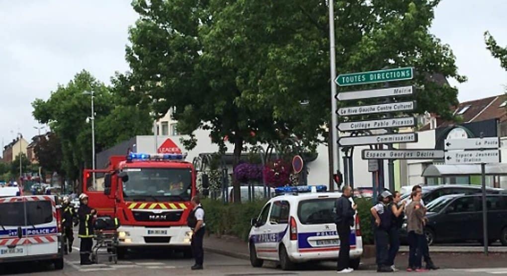 В результате нападения неизвестных на церковь во Франции погиб священник