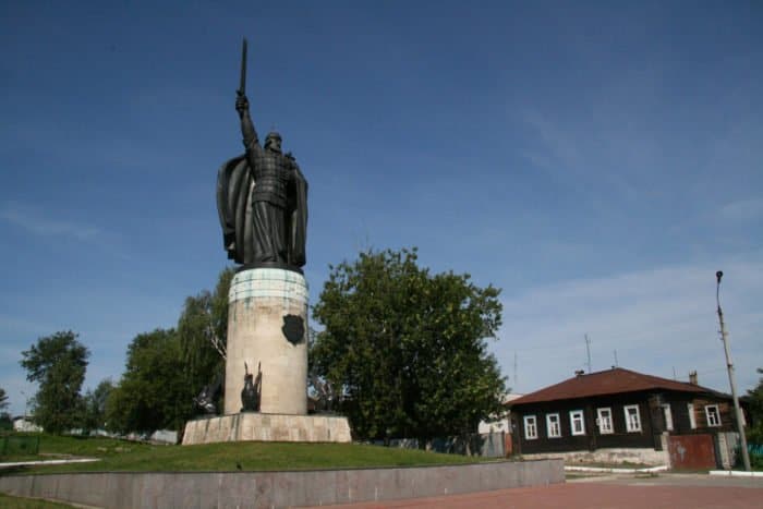 Памятник Илье Муромцу. Фото Владимира Ештокина