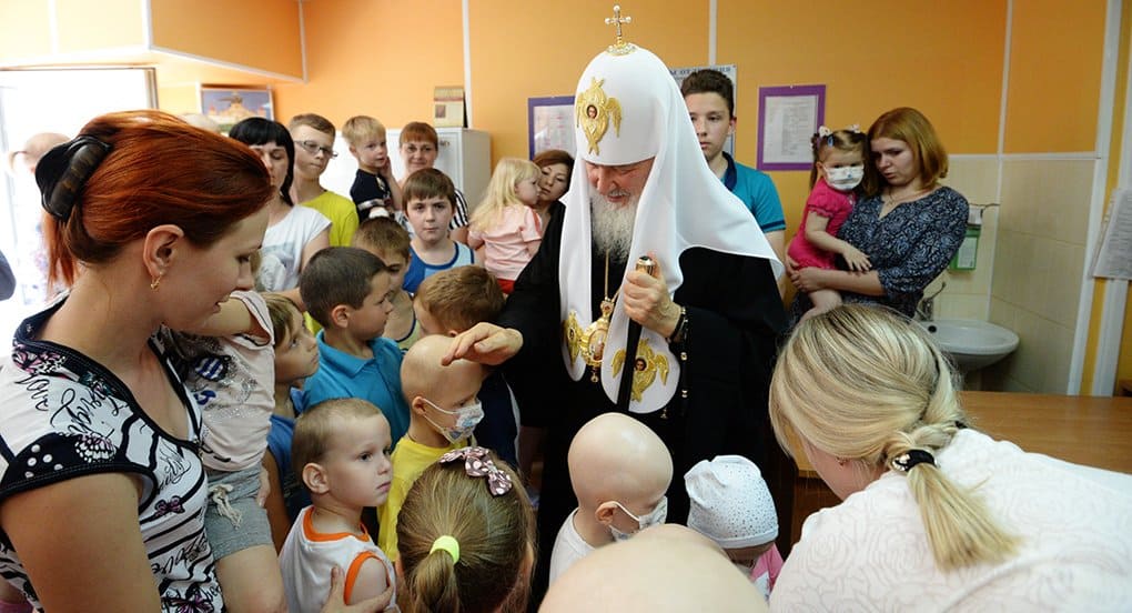 Патриарх Кирилл пообщался с онкобольными детьми в орловском медцентре