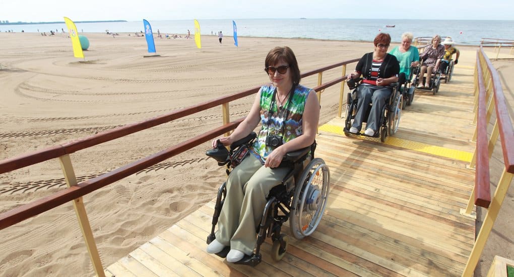 Первый северо-западный пляж для инвалидов открыли в Петербурге