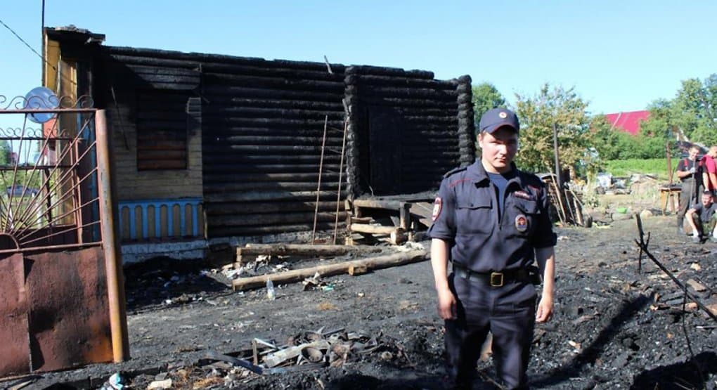 Костромской полицейский спас из пожара семью с младенцем