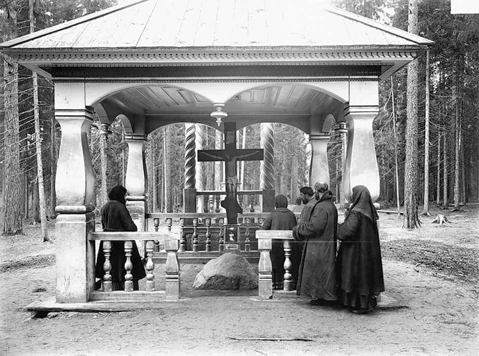 Место, где молился преподобный Серафим Саровский. 1903