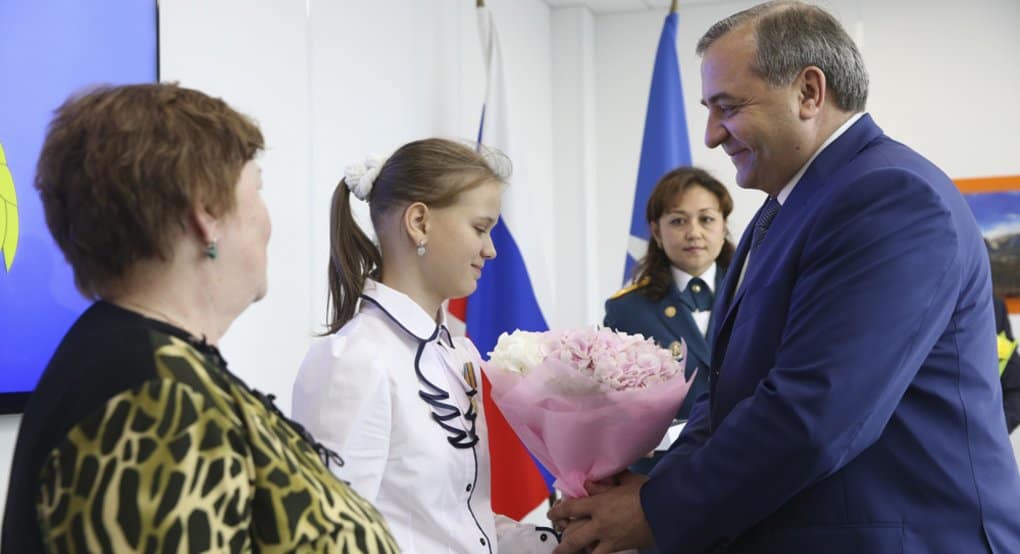 Девочка, сообщившая о трагедии на Сямозере, награждена медалью МЧС
