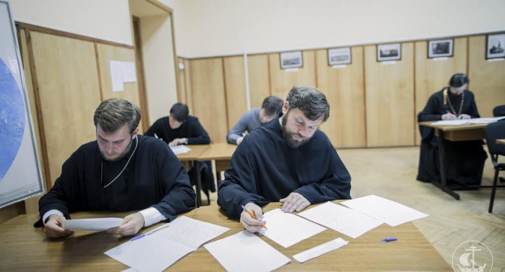 Во всех епархиях создадут курсы повышения квалификации духовенства