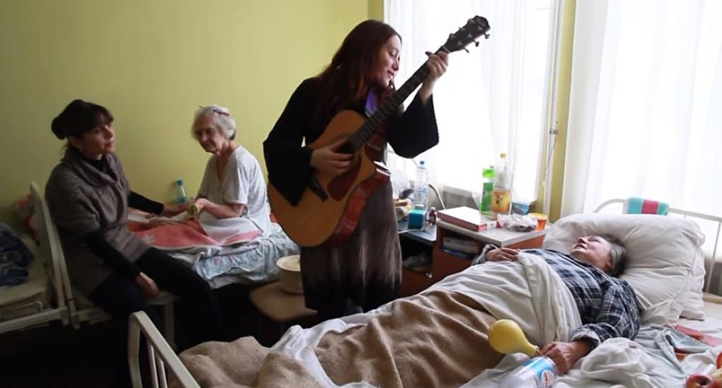 «Музыкальные» волонтеры помогут неизлечимо больным людям