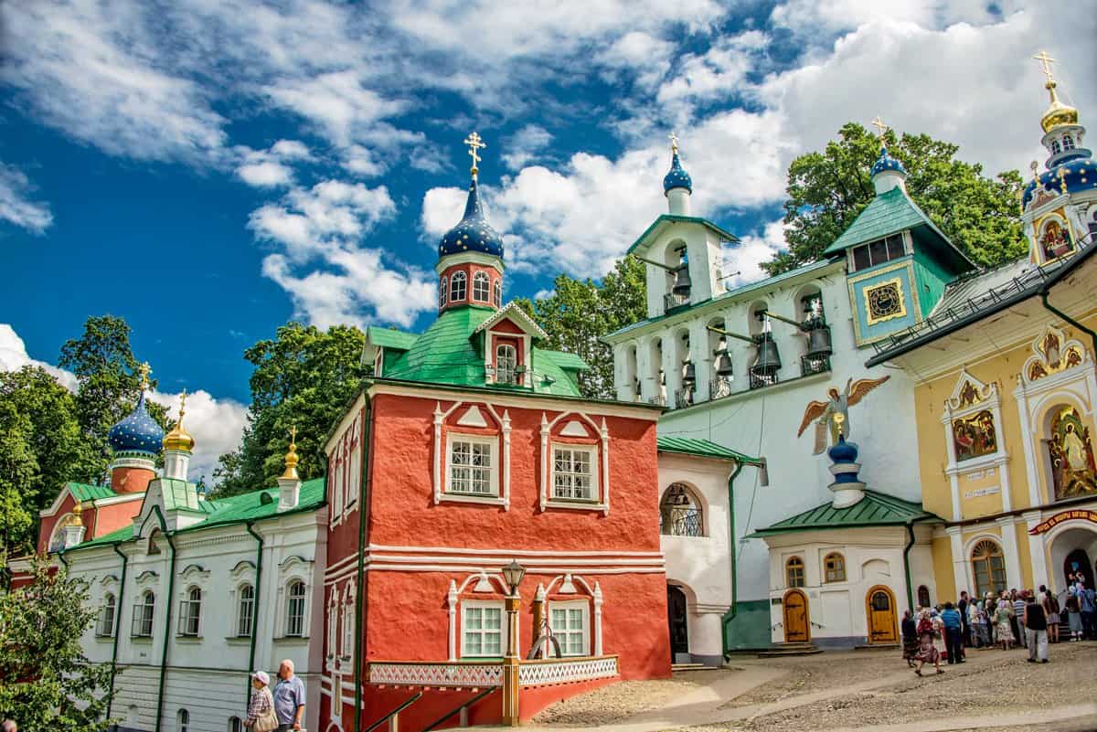 Ризница и звонница Псково-Печорского монастыря. Фото А. Санина