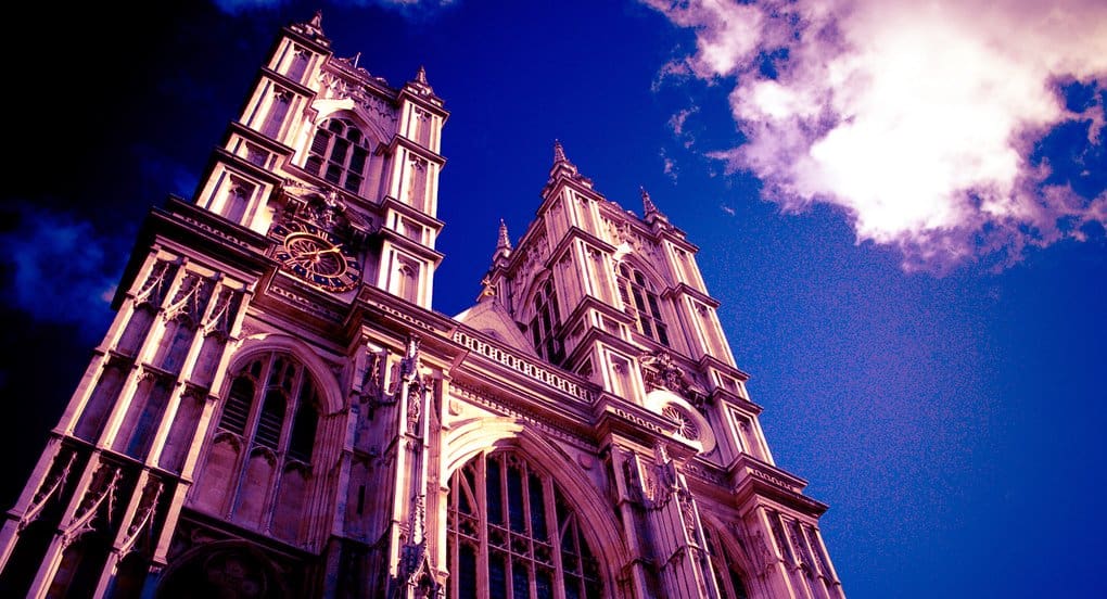 В поддержку гонимых христиан в Вестминстере подсветят красным собор и аббатство