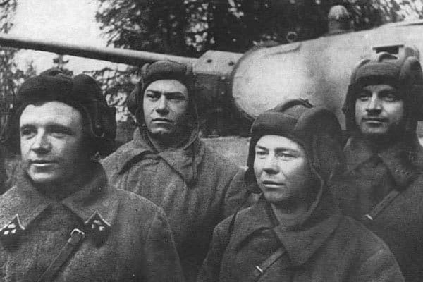 Танковый экипаж Д. Лавриненко (крайний слева). Октябрь 1941 г. Источник фото