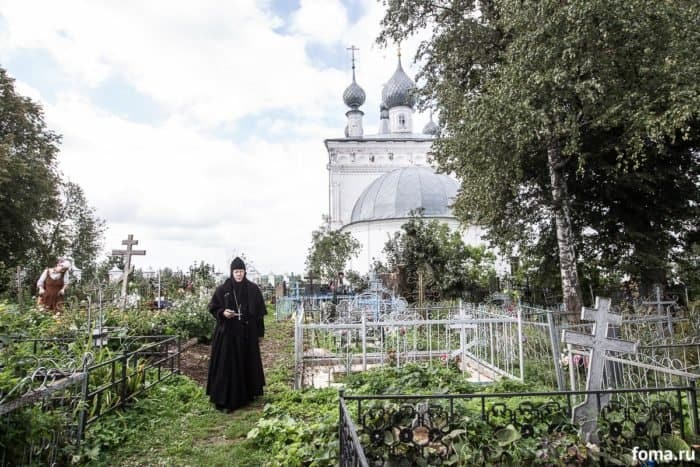 Сельское кладбище за алтарем Златоустовского храма. Фото Юлии Маковейчук