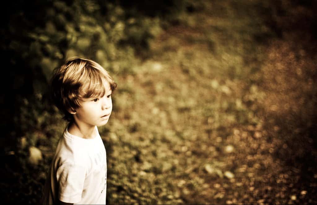 Короче дети. Child looking up Retro photo back view.