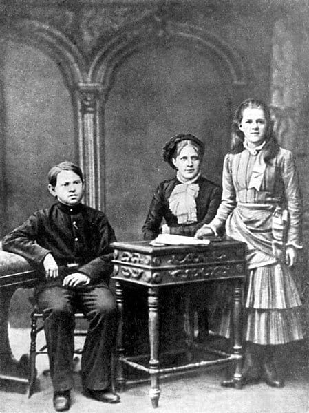 Анна Достоевская с детьми Федором и Любой