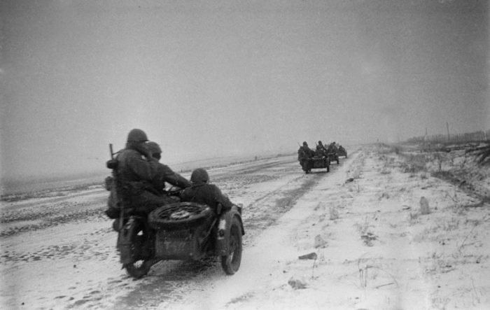 Колонна советских мотоциклистов на марше по шоссе на Можайском направлении. Источник: http://waralbum.ru
