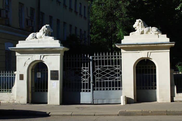 Дом-музей Достоевского в Москве расположен в левом флигеле бывшей Мариинской больницы для бедных. Фото Lesio, Википедия