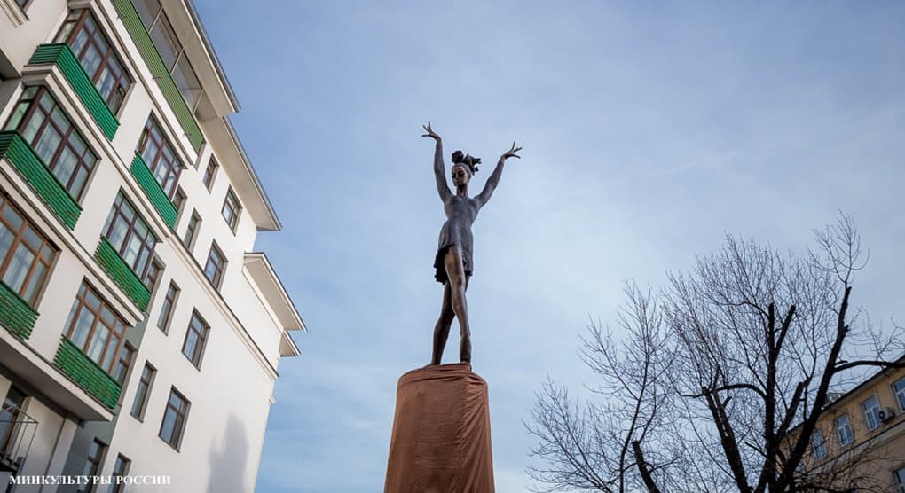«Народный» памятник Майе Плисецкой открыли в Москве