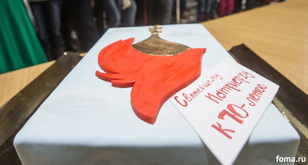 Православная молодежь испекла торт для патриарха Кирилла