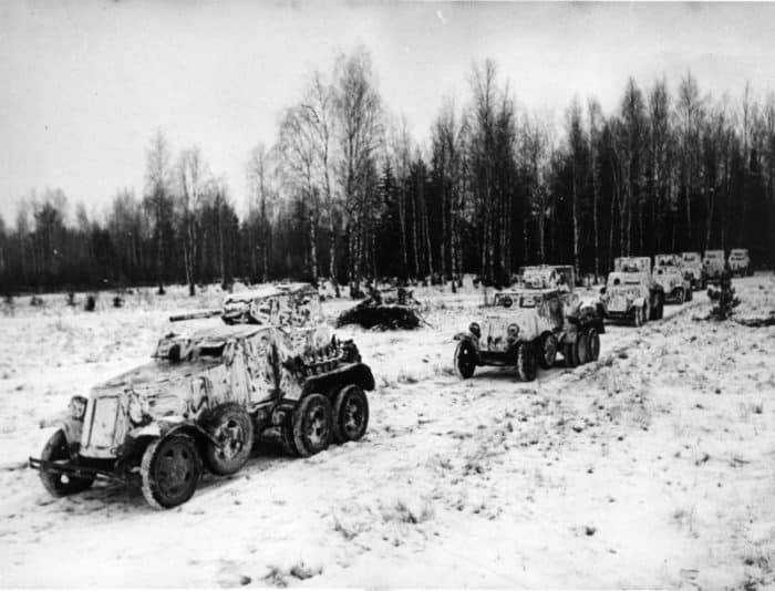 Советские бронеавтомобили БА-10А (первый бронеавтомобиль в колонне) и БА-6 выдвигаются на боевые позиции. Западный фронт, 18-я танковая бригада. Источник фото: http://waralbum.ru