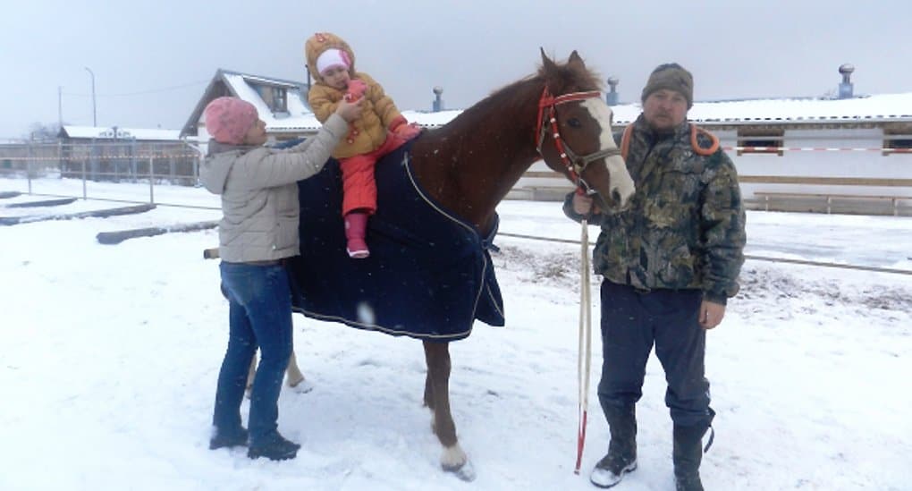 В Пятигорской епархии детей-инвалидов лечат катанием на лошадях
