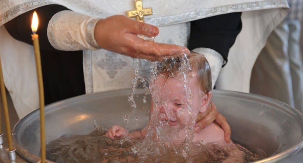 Можно ли крестить ребенка, если в семье траур?