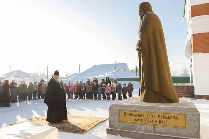 В Бердске установили памятник святому Серафиму Саровскому