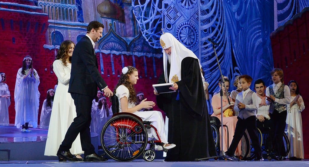 Патриарх Кирилл подарил детям-инвалидам специальные коляски