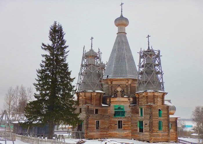Возобновилась реставрация единственной в России деревянной пятишатровой церкви